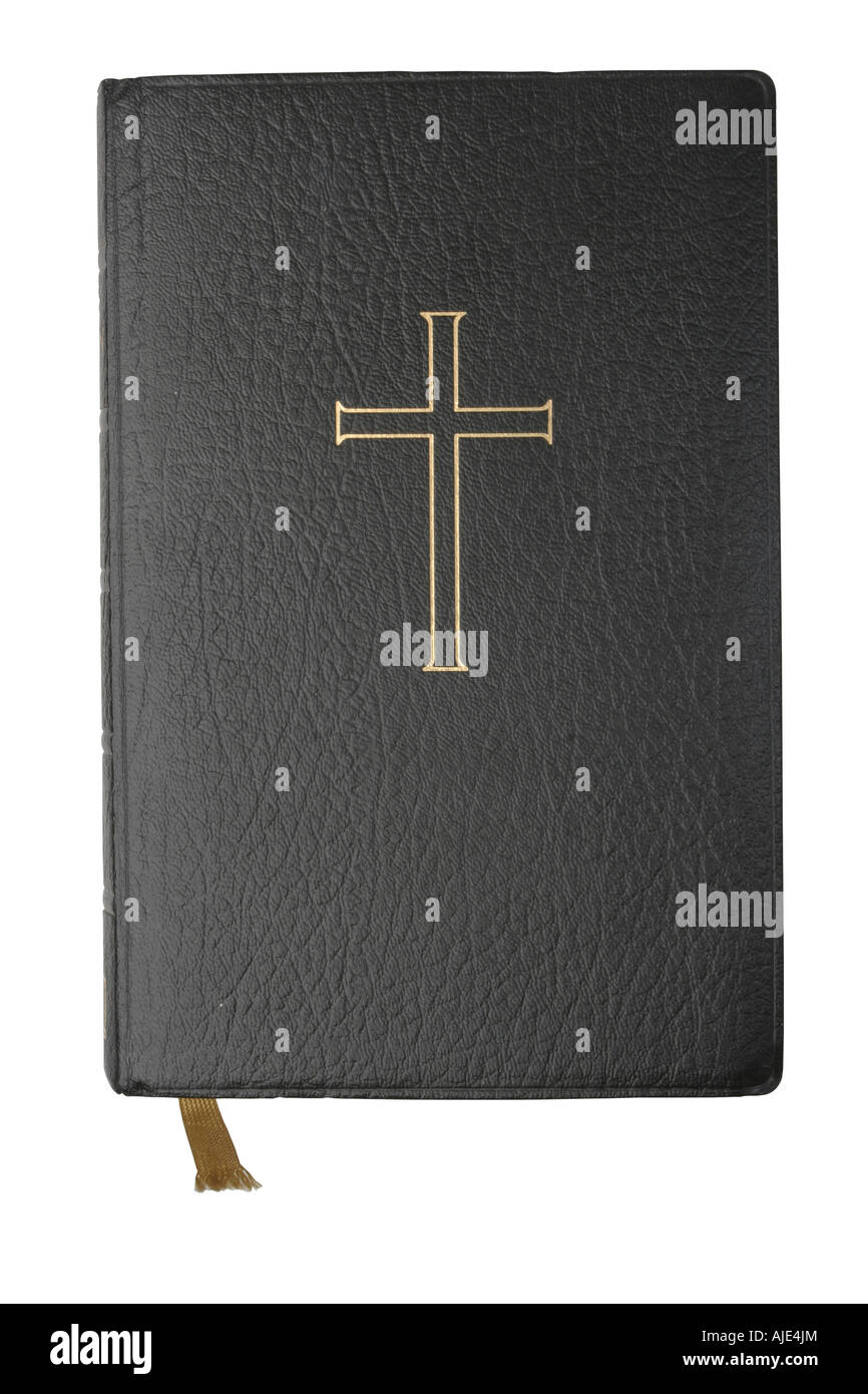 La Biblia con cruz dorada en la cubierta aislado en blanco con trazado de recorte Foto de stock