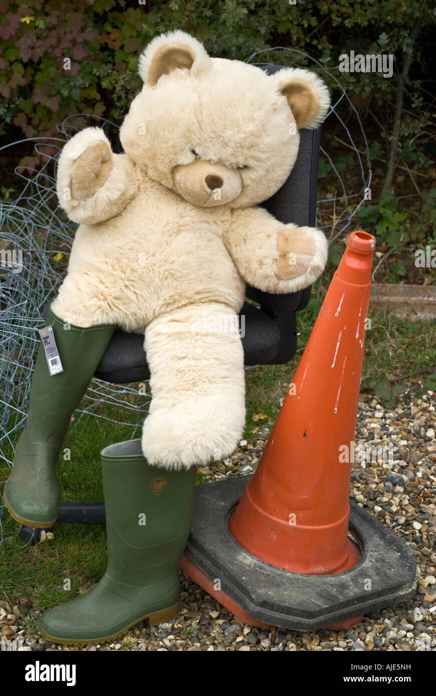 Oso de peluche grande afuera de juguete con botas Fotografía de stock -  Alamy