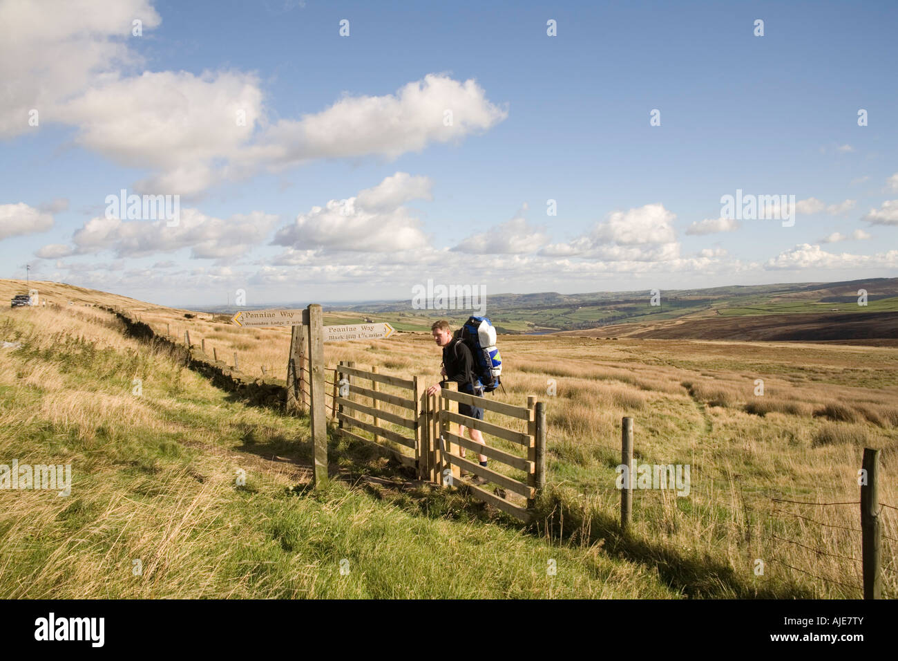 WEST Yorkshire, Inglaterra Octubre joven abriendo la compuerta llevar carpa y suelo hoja en forma de cabeza Wessenden Peninos Moor Foto de stock
