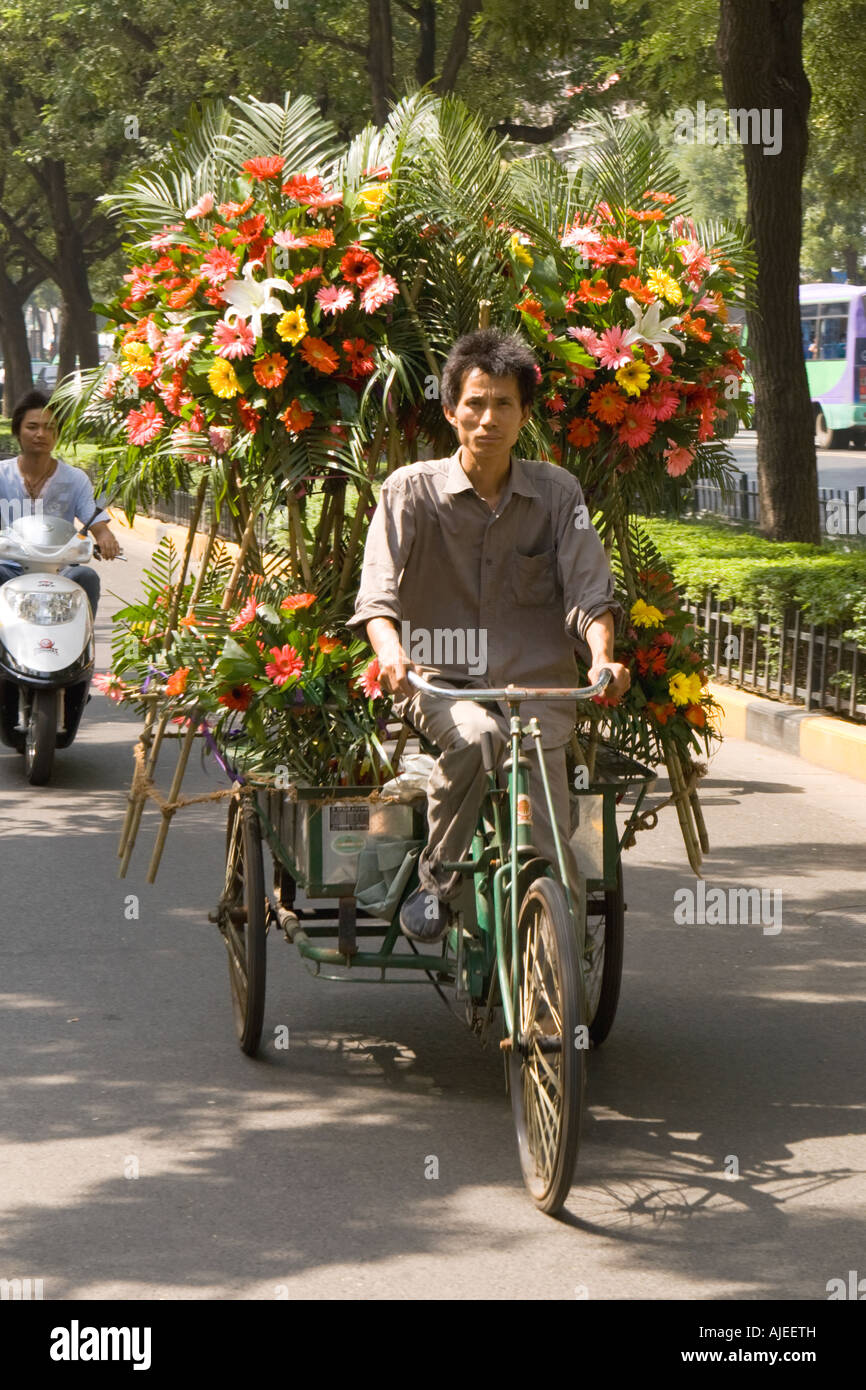 Vendedor de flores móviles en bicicleta / triciclo en la ciudad de Xian,  China Fotografía de stock - Alamy