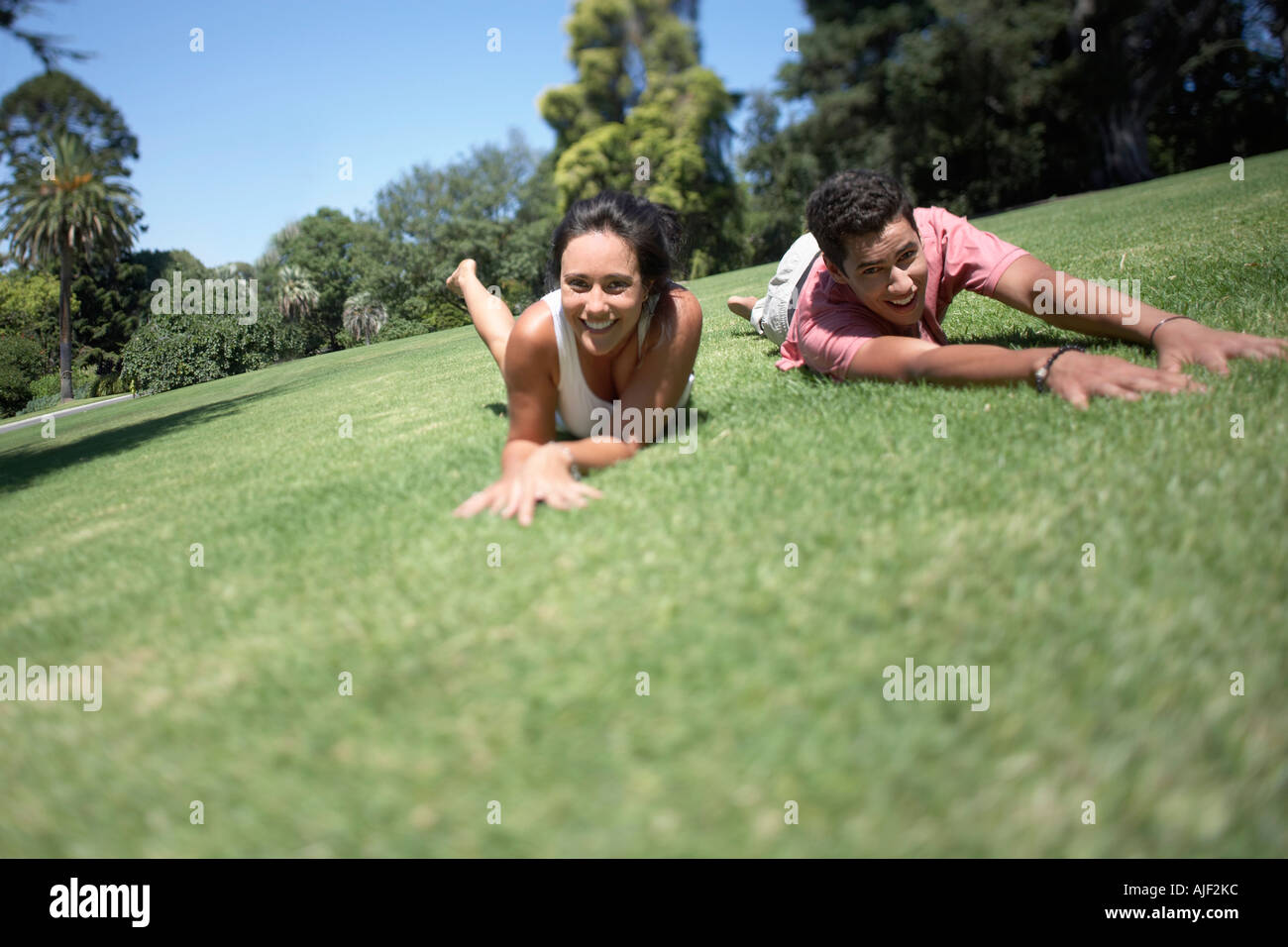 Par de rodadura sobre la hierba en el parque Foto de stock