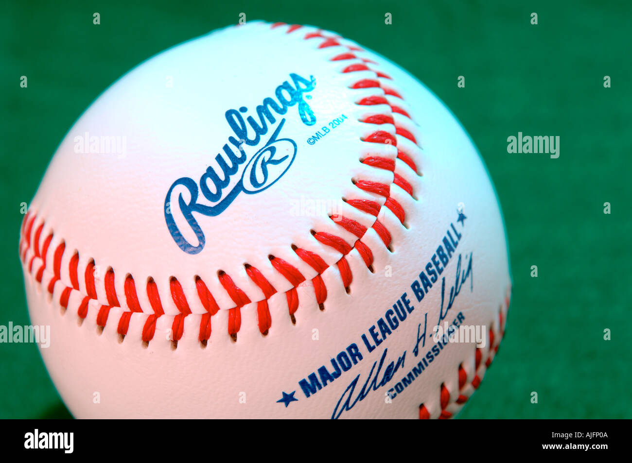 Baseball americano blanco sobre un fondo verde Foto de stock