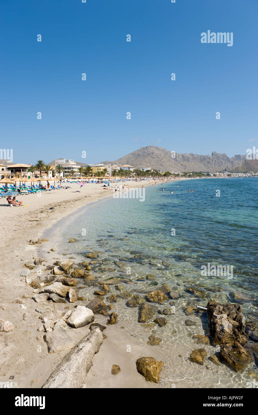 La playa principal en la costa norte de Puerto Pollensa, Mallorca, España Foto de stock