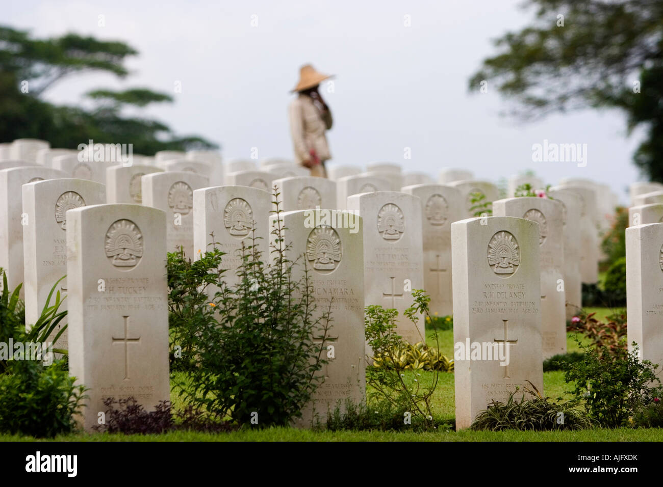 Sombrero de Paja jardinero cementerio de guerra Kranji Singapur Foto de stock