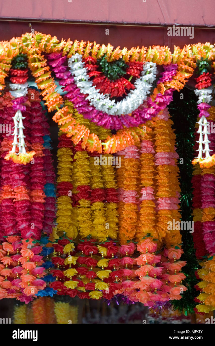 Conciencia Adición síndrome Decoraciones florales hindú y Ofrendas Tienda Little India Singapur  Fotografía de stock - Alamy