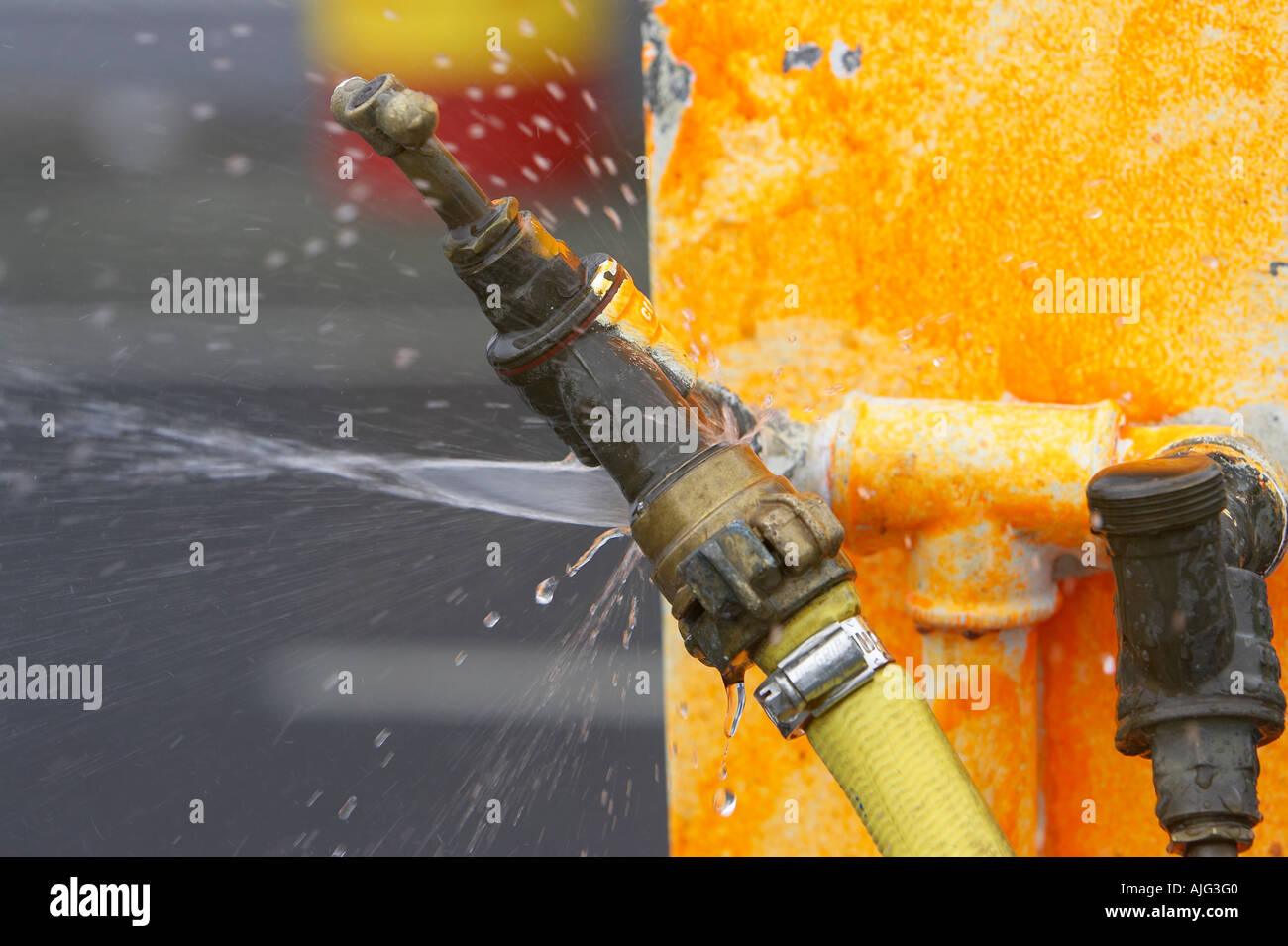 Escape de agua de una manguera suelta y toque en Orange post kilkeel  Harbour en el condado de Down en Irlanda del Norte Fotografía de stock -  Alamy