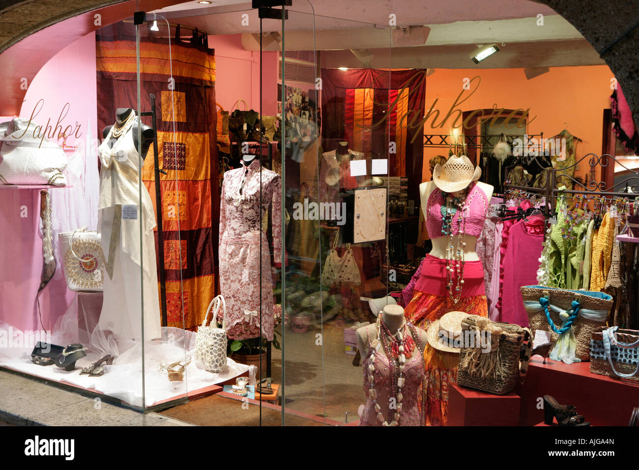 Saint Tropez, Noble tienda con ropa y bolsas en el centro de la ciudad  Fotografía de stock - Alamy