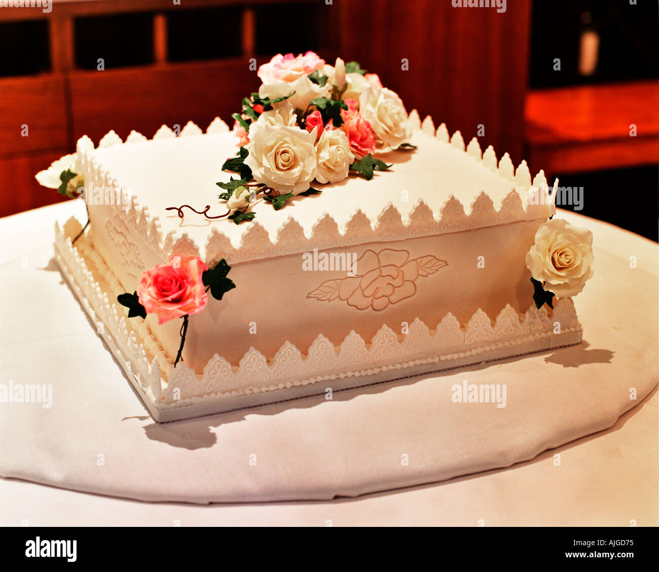 Pastel de bodas cuadrado fotografías e imágenes de alta resolución - Alamy