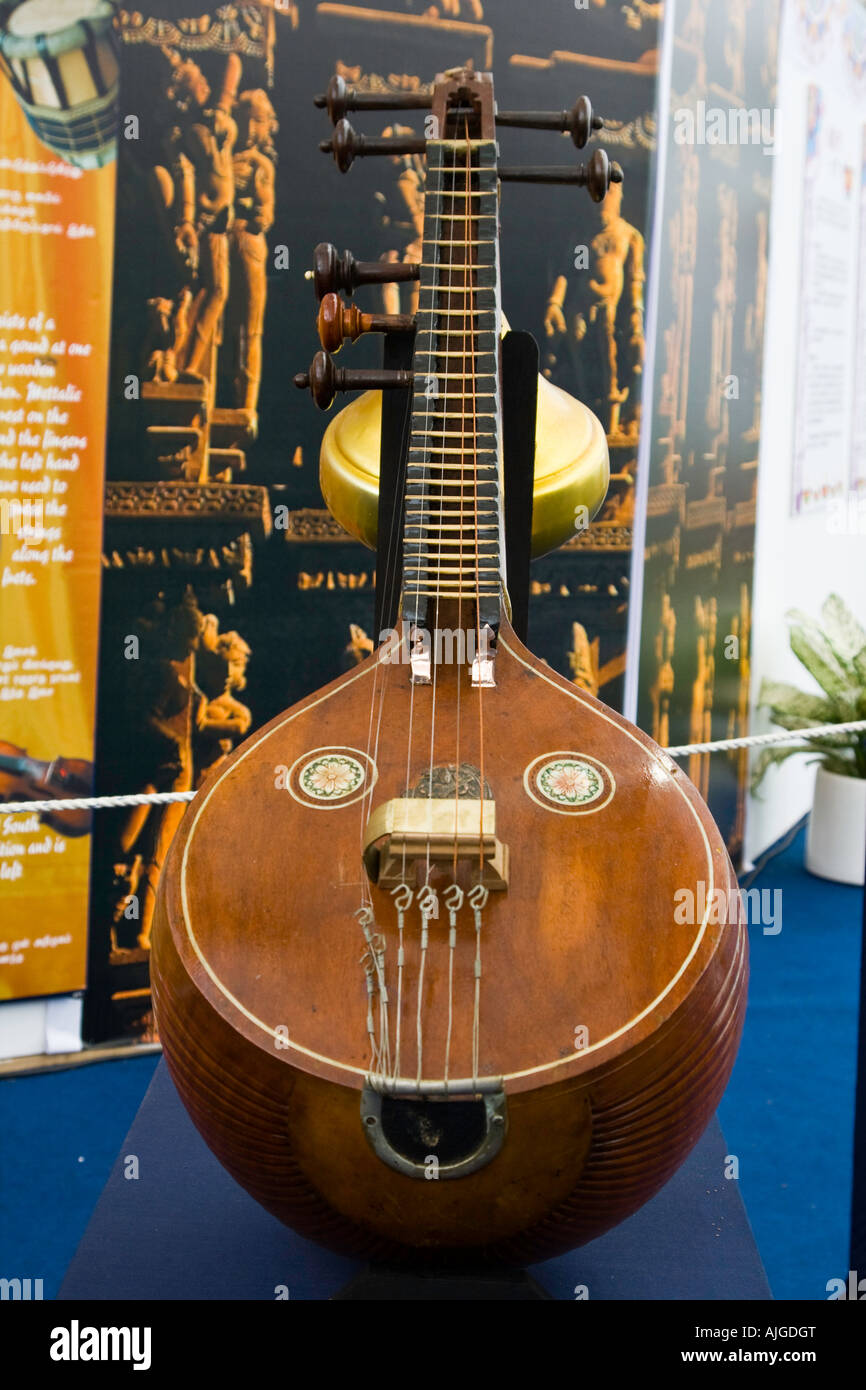 Veena, cuerdas, instrumentos musicales de madera de origen indio en el  display durante Deepvali en Singapur Fotografía de stock - Alamy
