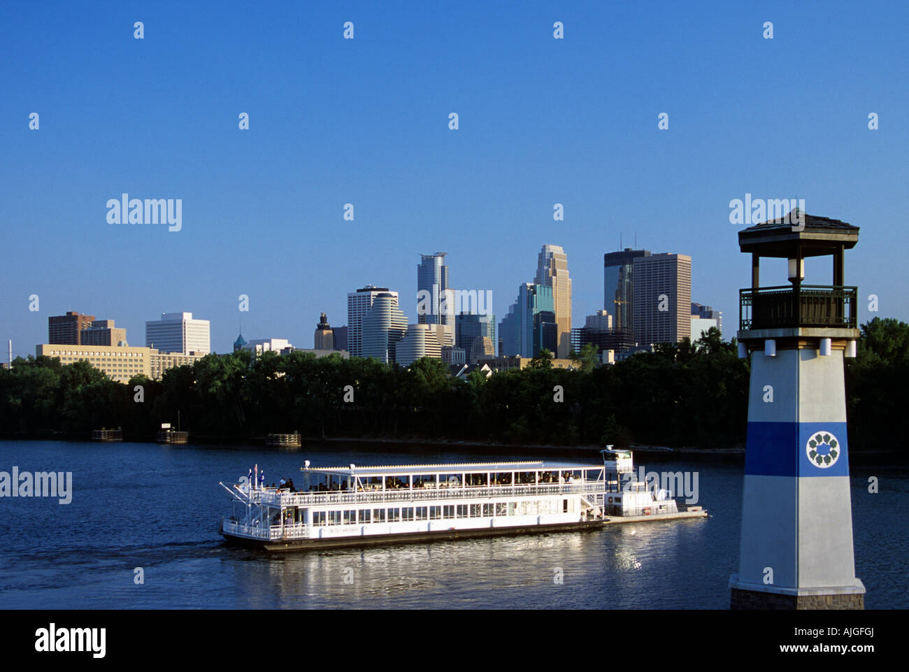 ANSON NORTHRUP excursión barco sale de la isla de la pluma sobre el río Mississippi. SKYLINE de Minneapolis, Minnesota, en segundo plano. Foto de stock