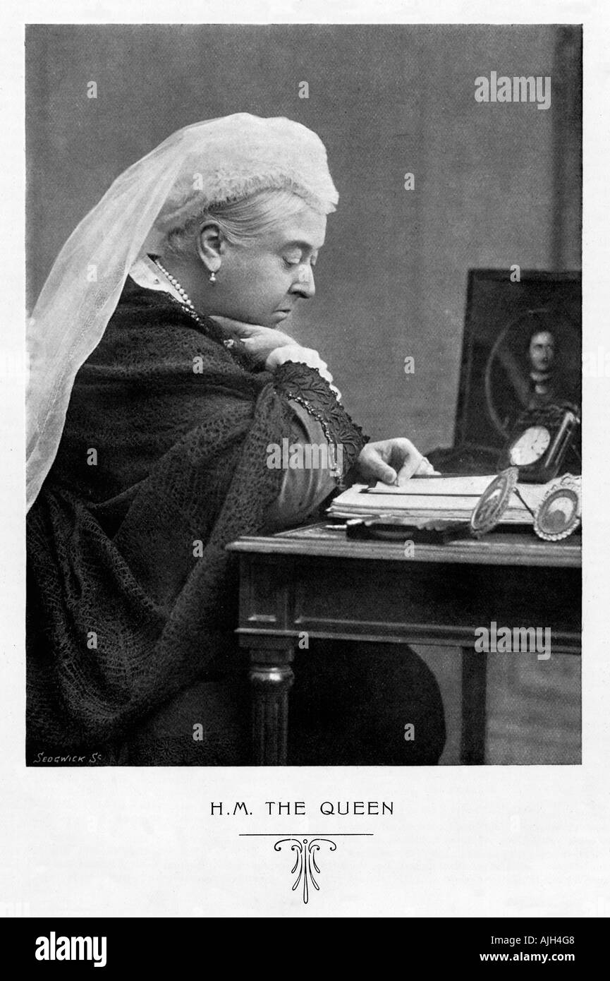 La reina Victoria, 1897 Fotografía de la Reina Emperatriz en su pupitre en el año de su Jubileo de Diamante Foto de stock