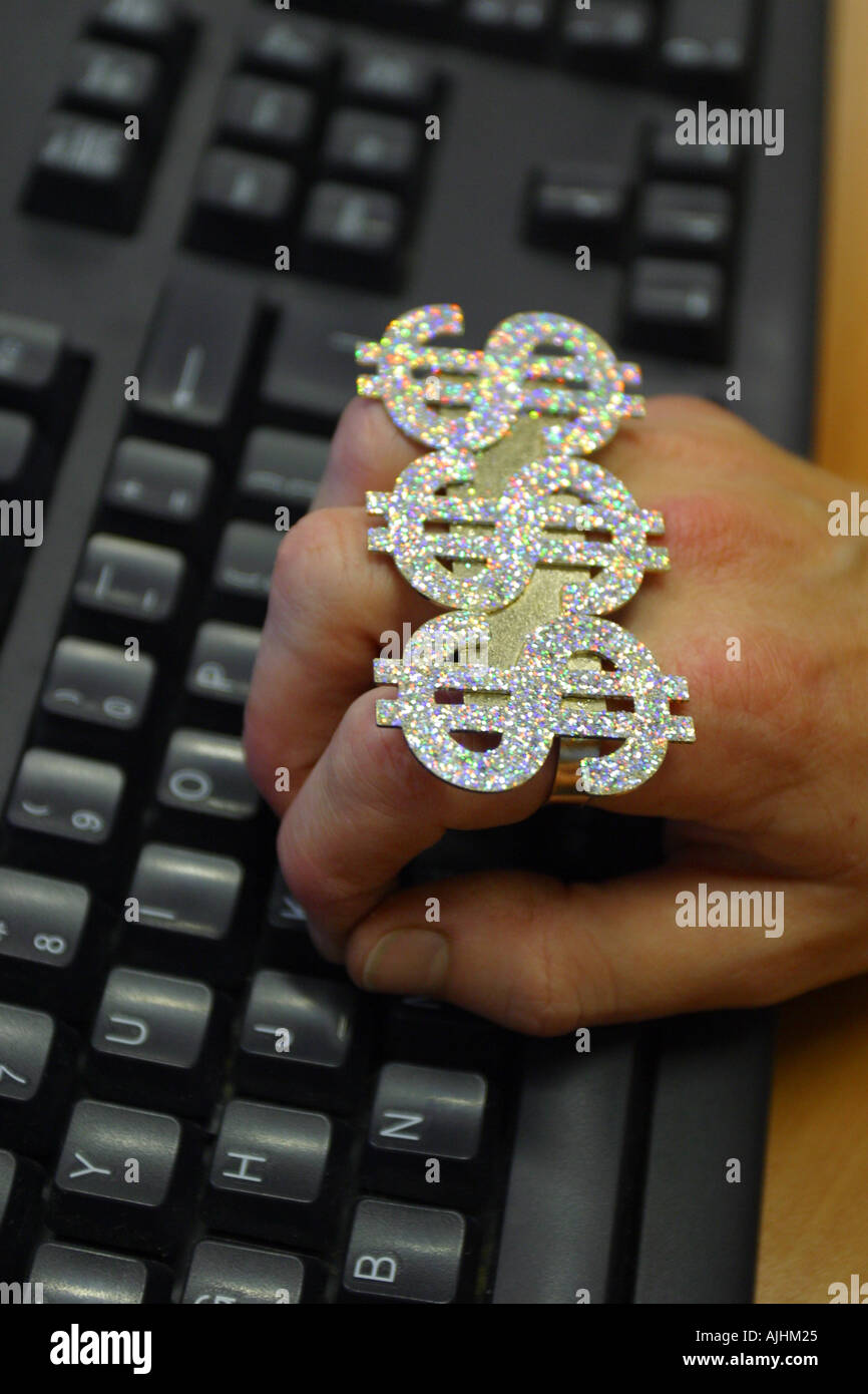 Signo de dólar del anillo en la mano del trabajador de oficina con teclado  de ordenador Fotografía de stock - Alamy
