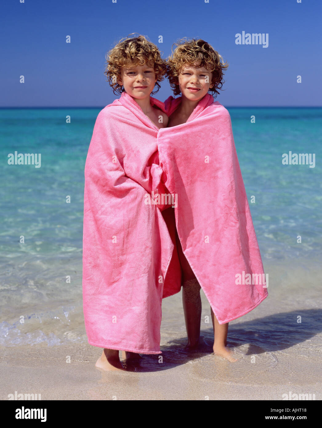 Gemelos envuelto en rosa toallas Foto de stock