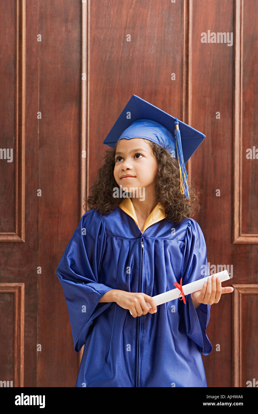 Chica en ropa de graduación Fotografía de stock - Alamy