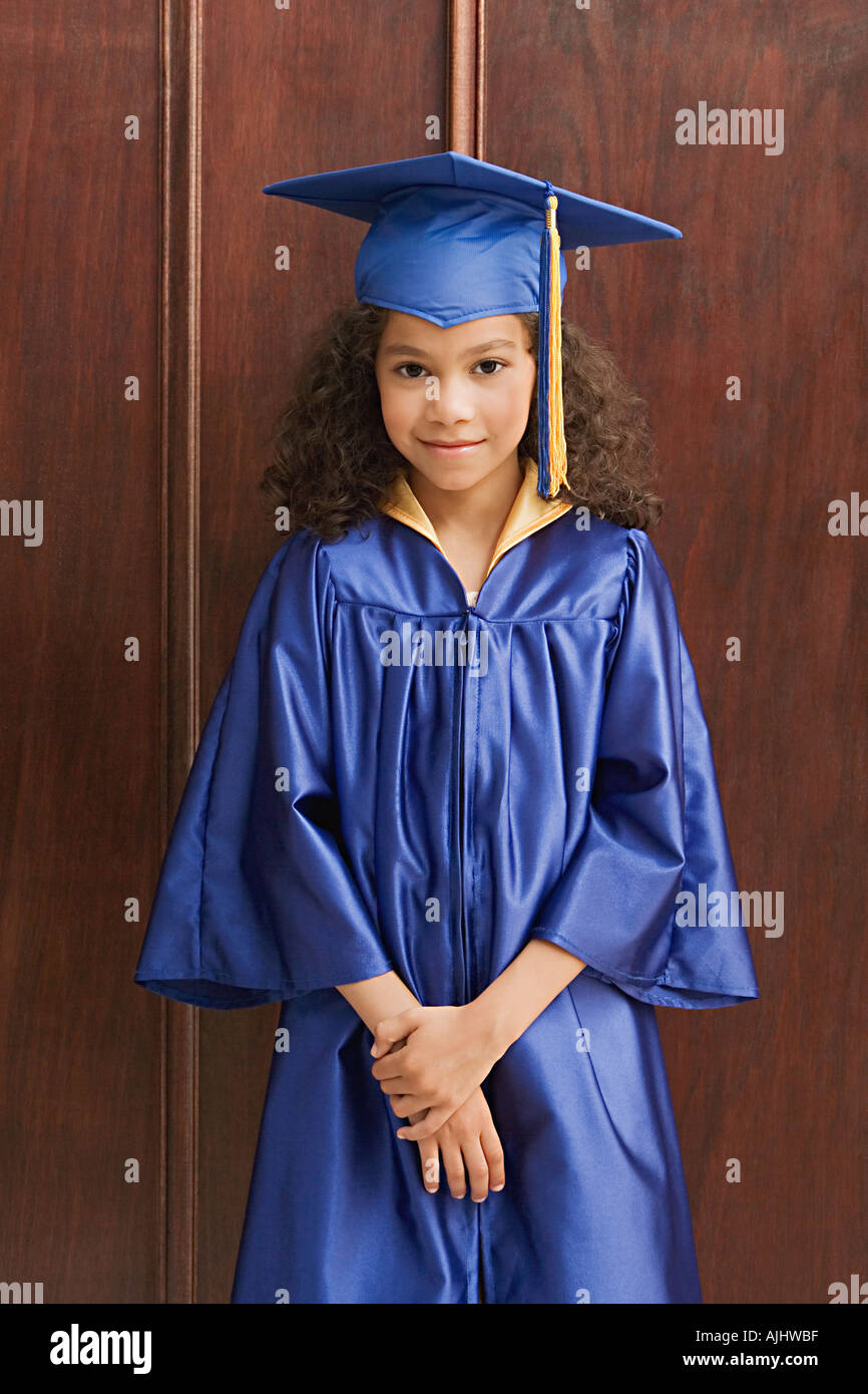 Chica en ropa de graduación Fotografía de stock - Alamy