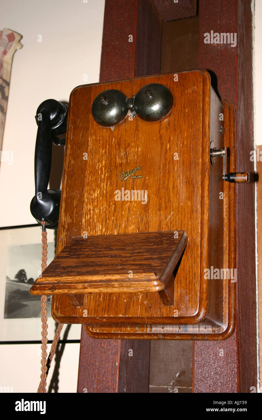 Un antiguo teléfono de pared Nueva Zelanda Foto de stock