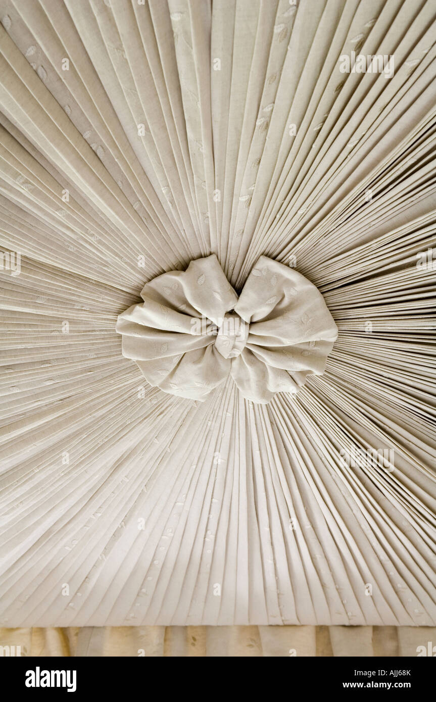 El plisado tejido con punto central de roseta fourposter cama de dosel Foto de stock