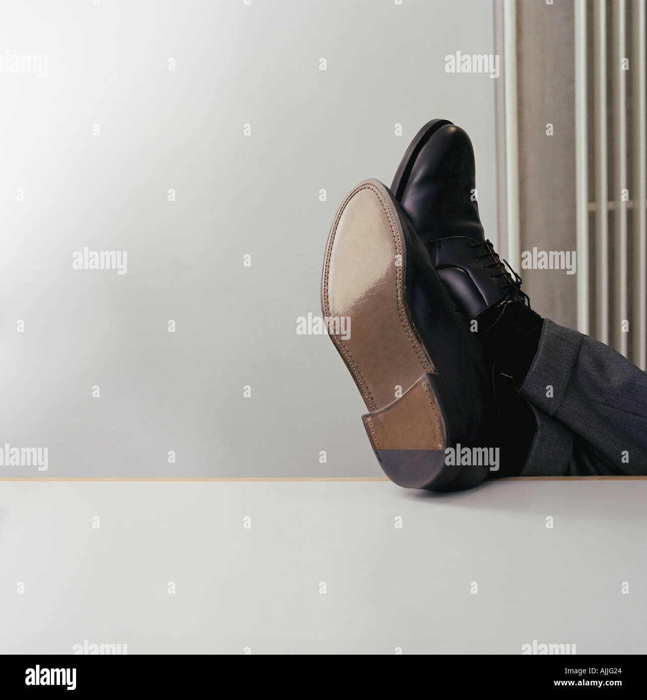 Pies Masculinos Encima De Una Mesa Fotos e Imágenes de stock Alamy