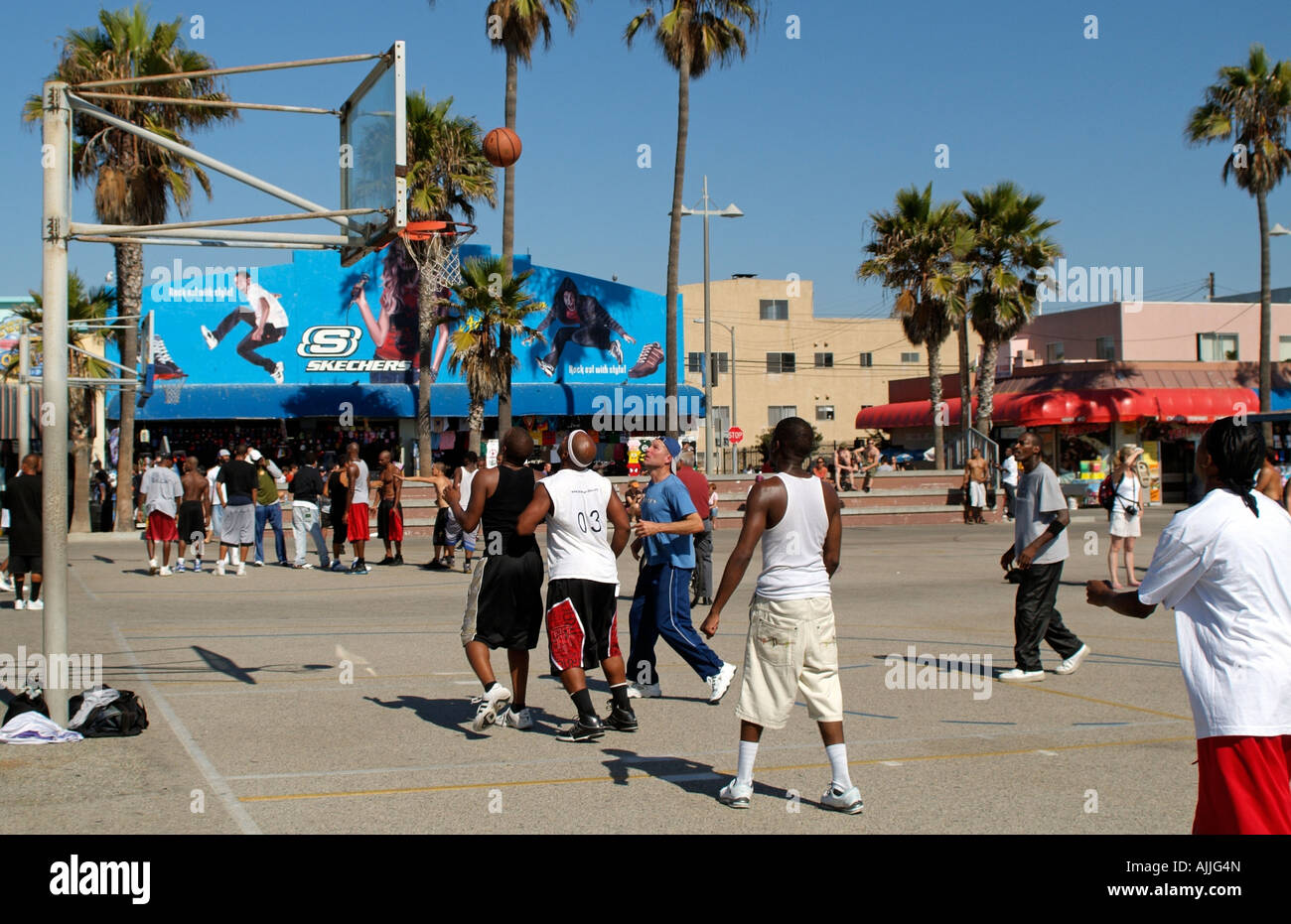 Juego de baloncesto al aire libre en Venice Beach, California, Estados  Unidos de América Fotografía de stock - Alamy