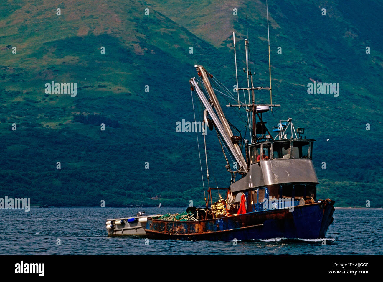 Barco de pesca de salmón comercial en Uganik bahía cerca de Kodiak Southwest Alaska Verano Foto de stock