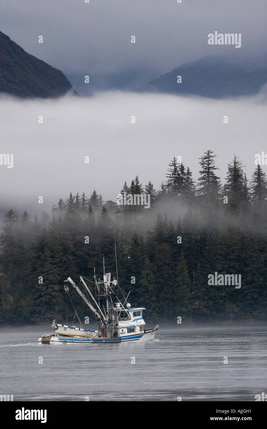 Salmón siener comercial en Puerto Valdez en día nublado Prince William Sound Southcentral Alaska Otoño Foto de stock