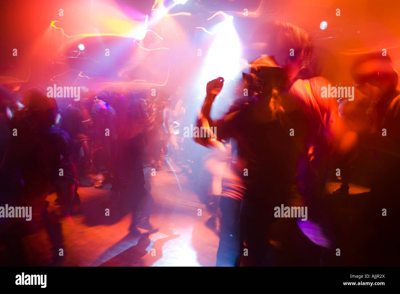 Nightclub dancefloor fotografías e imágenes de alta resolución - Página 2 -  Alamy