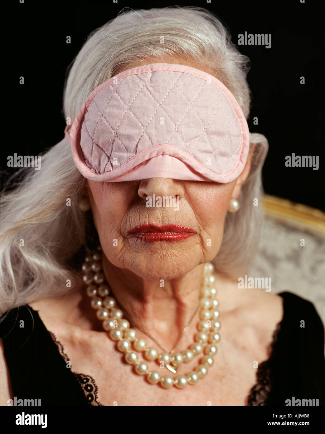 Mujer mayor con collar de perlas fotografías e imágenes de alta resolución  - Alamy