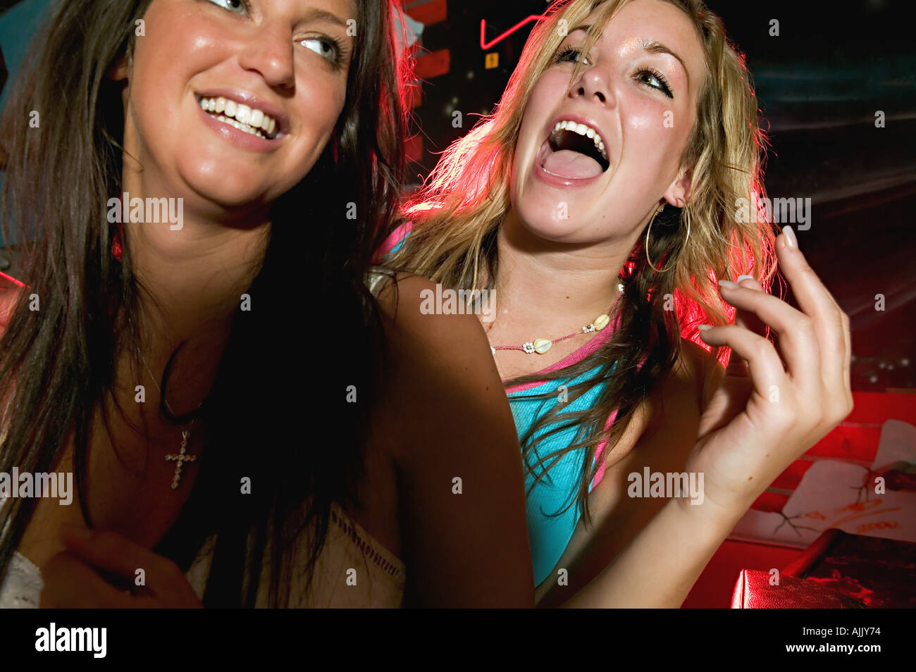 Dos mujeres borrachas Fotografía de stock - Alamy