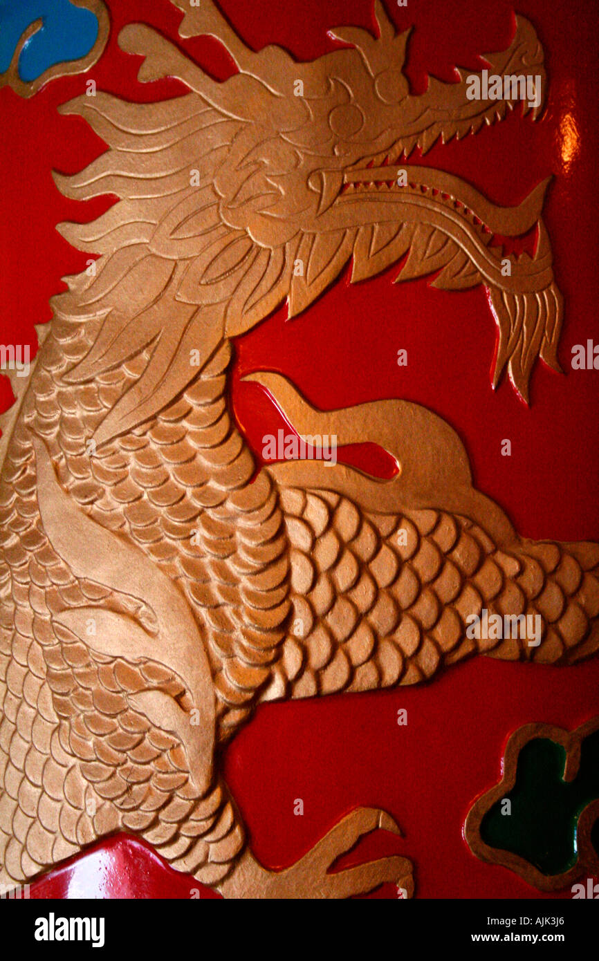 Una representación de un Chino dragón de oro, un símbolo de la autoridad imperial Foto de stock