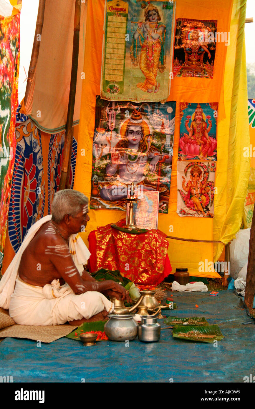Un sacerdote ofreciendo puja (sagrados rituales) en un pandal temporales, Kerala, India Foto de stock
