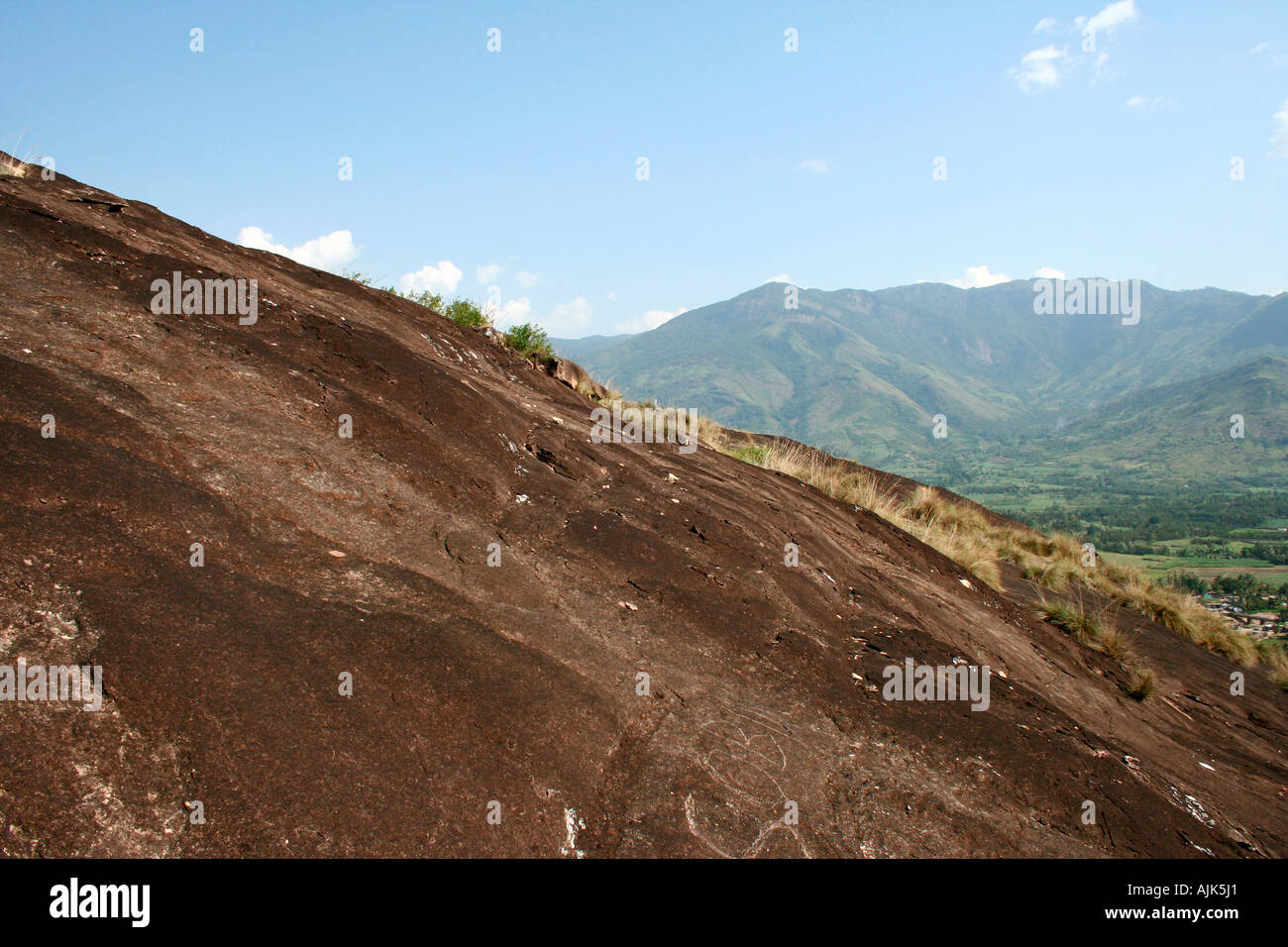 Un hermoso valle rodeado de colinas y montañas, Kerala Marayoor Foto de stock