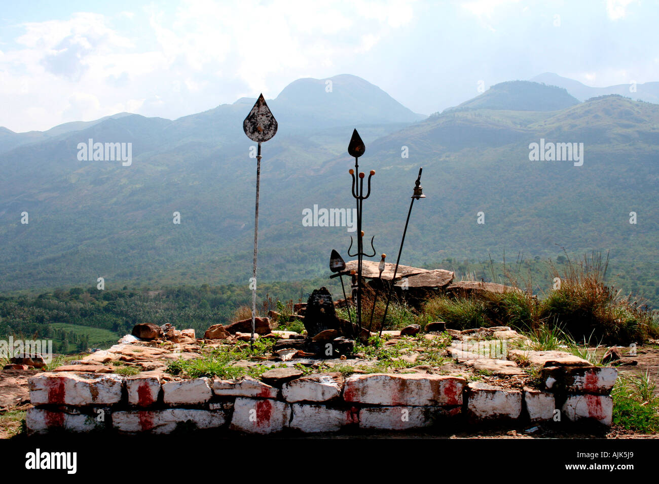 Un lugar abierto de culto sobre una colina en una zona village Foto de stock
