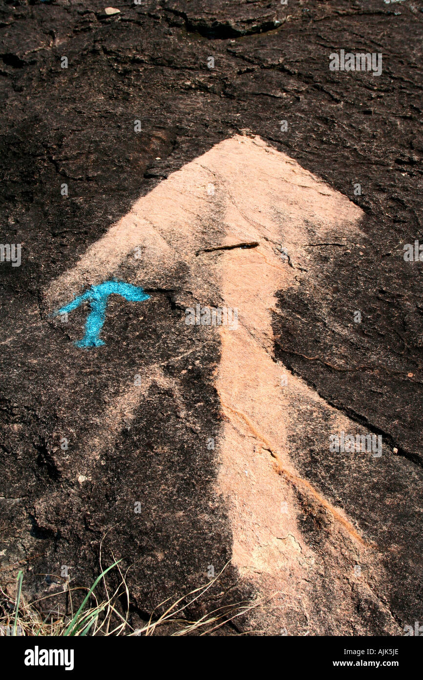 La imagen de una flecha dibujada sobre una roca para mostrar la dirección, Marayoor, Kerala, India Foto de stock