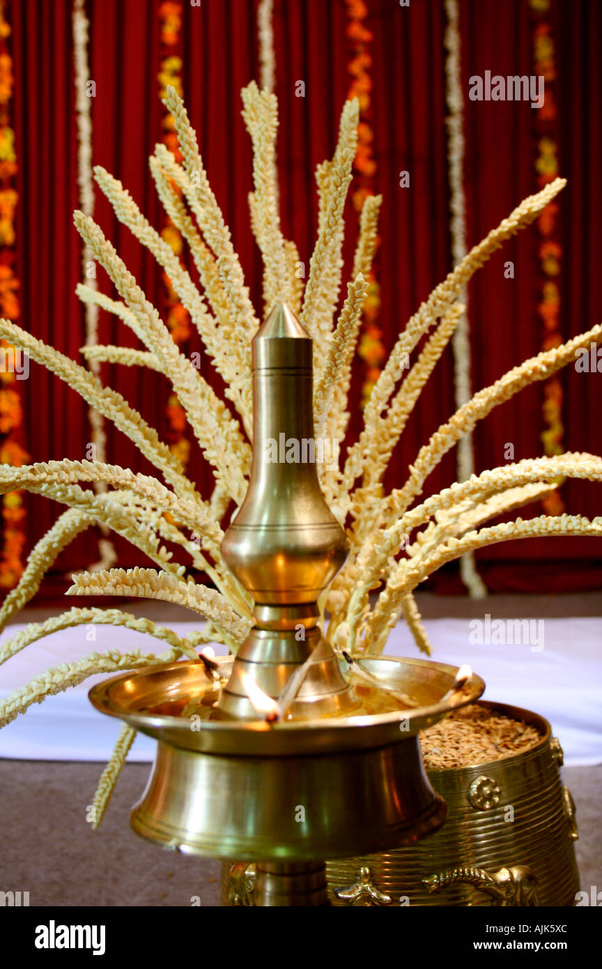 La bombilla tradicional(nilavilakku iluminado) como parte de una ceremonia de matrimonio hindú en Kerala Foto de stock