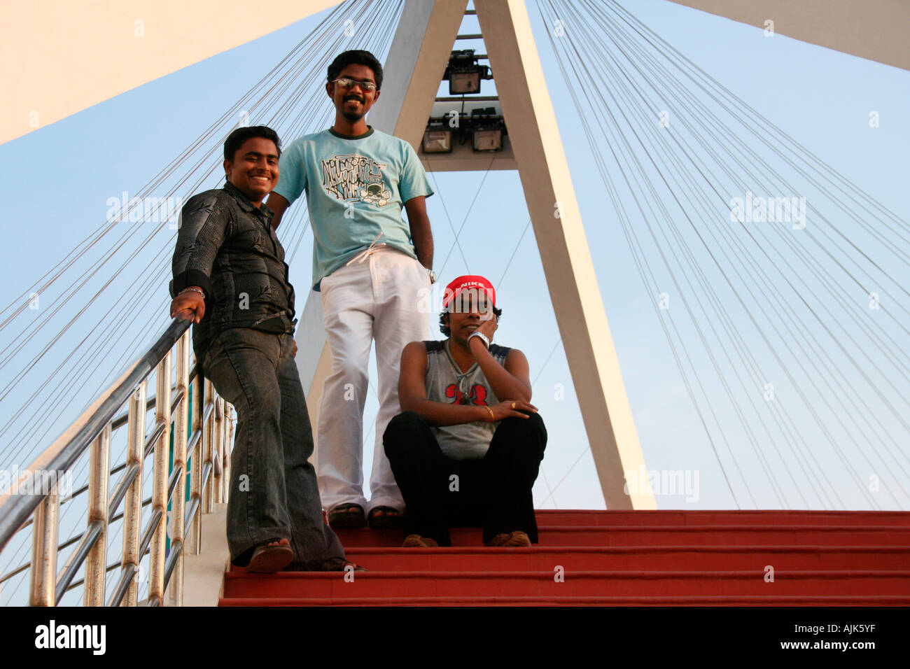 Los jóvenes turistas mostrando un alegre buscar una fotografía en Cochin, Kerala Foto de stock