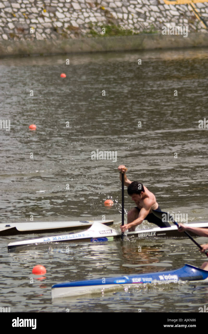La Competencia Practica De Canotaje En El Rio En Boulogne Sur Mer Pas De Calais En Canoa A Remo Olimpico De Rodillas Fotografia De Stock Alamy