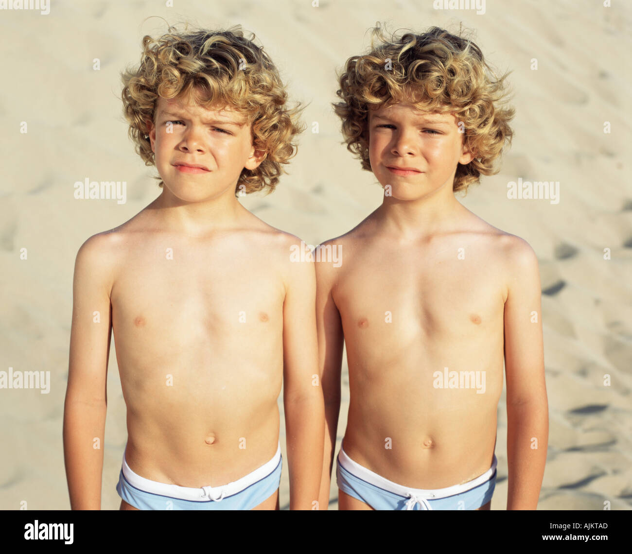 Gemelos en la playa. Foto de stock