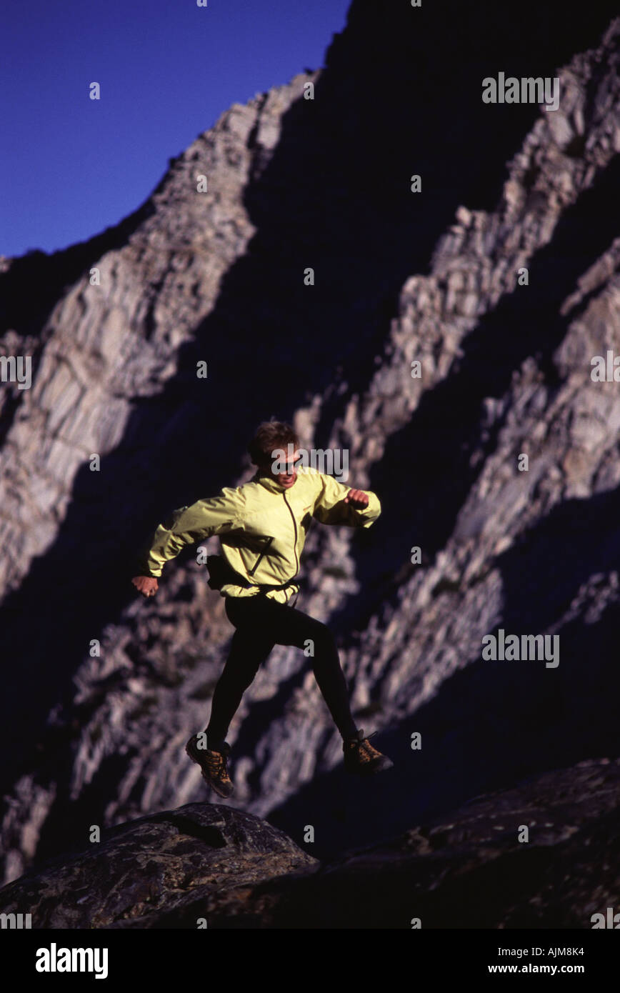 Un hombre corriendo en las montañas cerca de Yosemite CA Foto de stock