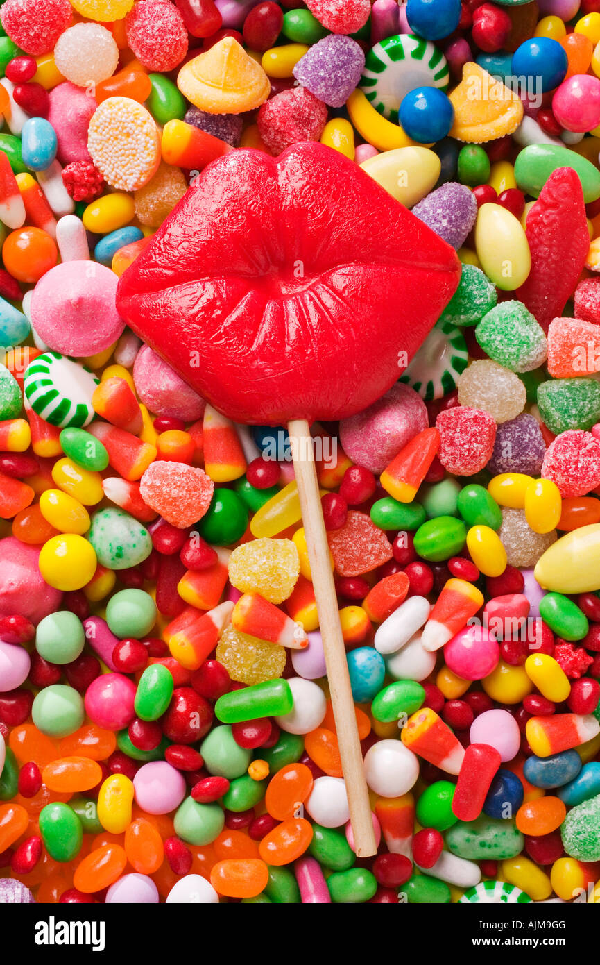 Labios rojos sucker y montón de caramelos Foto de stock