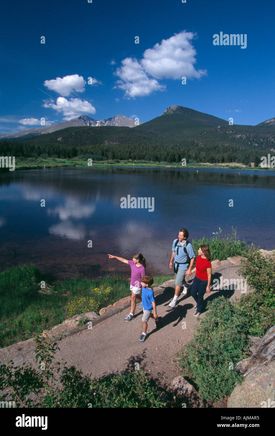 Una familia caminatas en sendero alrededor de Lily Lake en Rocky Mtn Nat l Park CO Foto de stock
