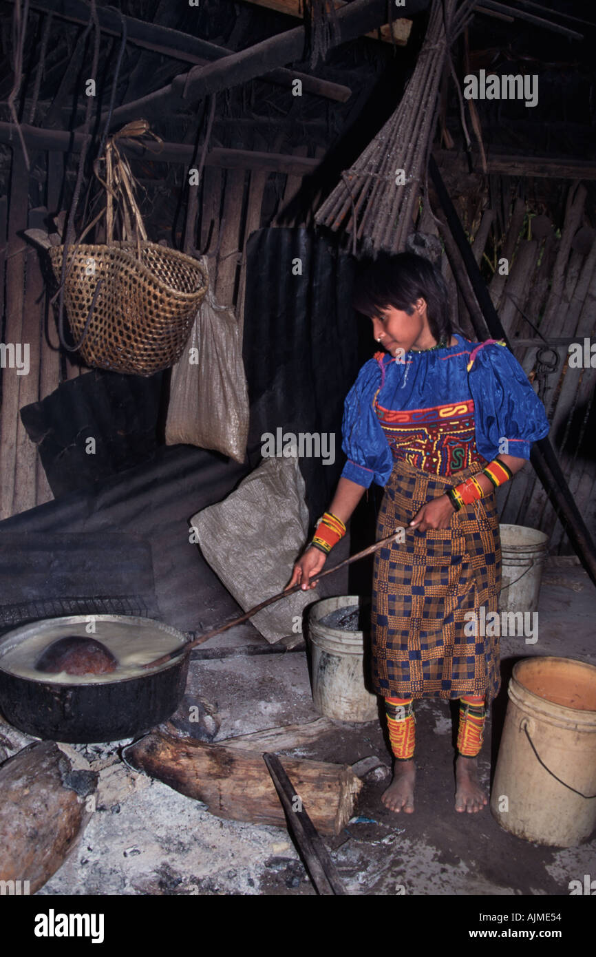 Los indios Kuna joven mujer preparando la cena en fuego de leña en una choza de cocción ennegrecido de hollín Lago Bayano Panamá Centroamérica Foto de stock