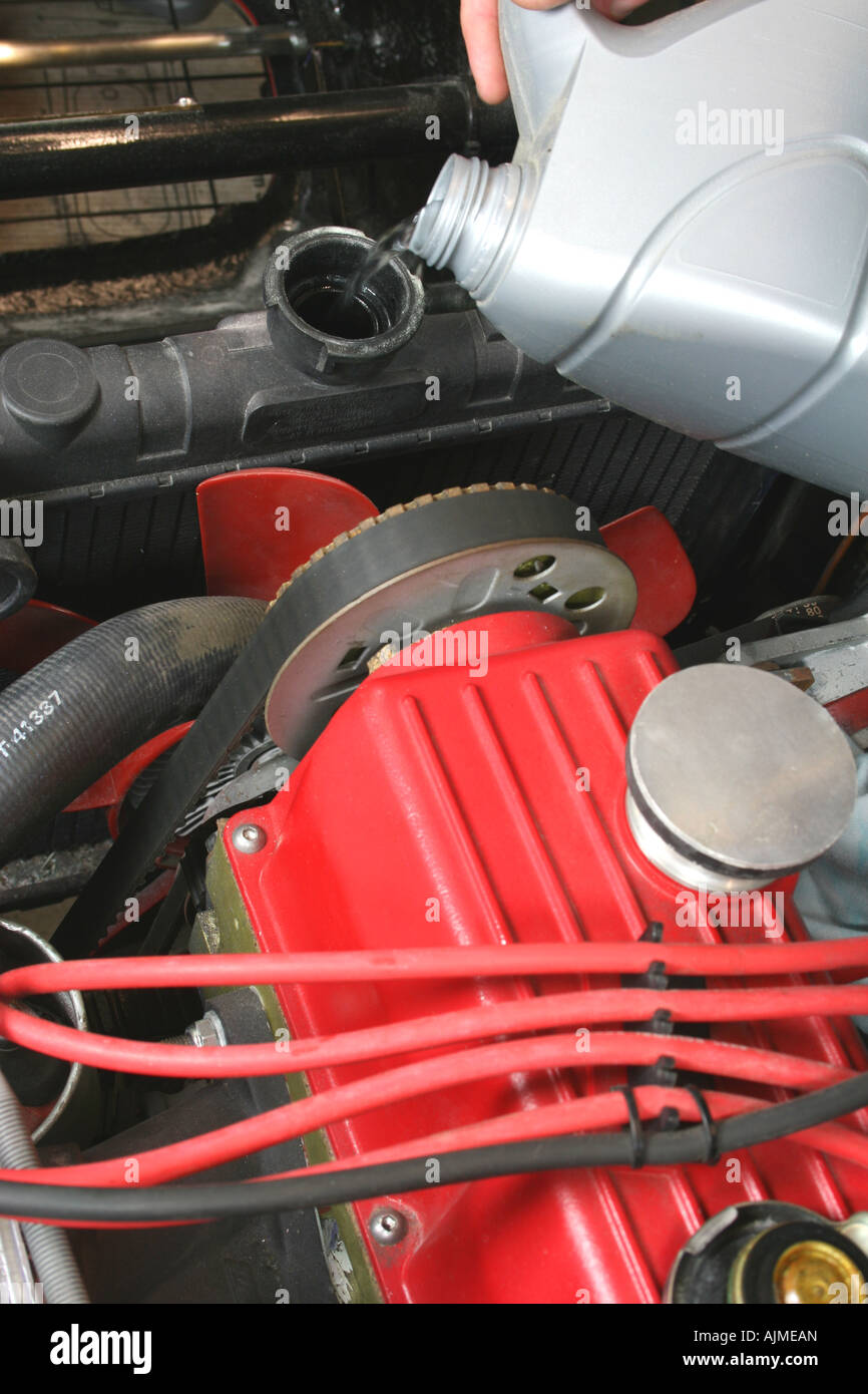 Car radiator car maintenance fotografías e imágenes de alta resolución -  Alamy