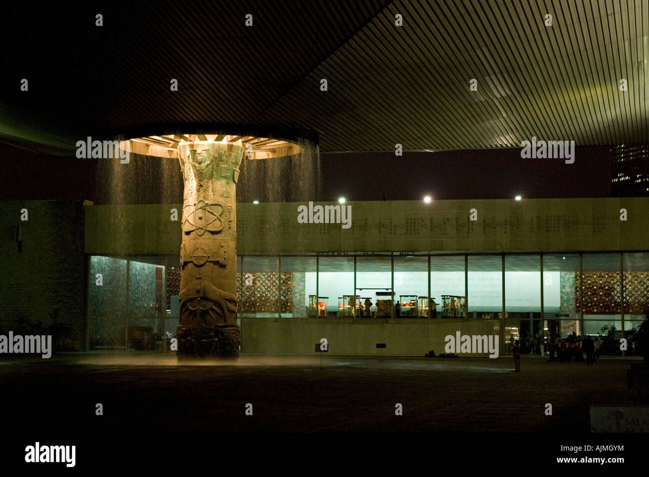 El patio principal del Museo de Antropología de Ciudad de México, México Foto de stock