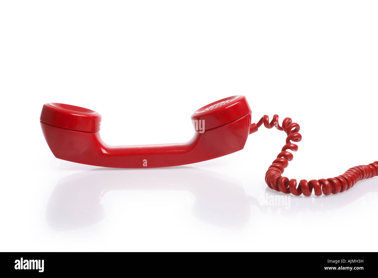 Cortar el receptor del teléfono rojo sobre fondo blanco. Foto de stock