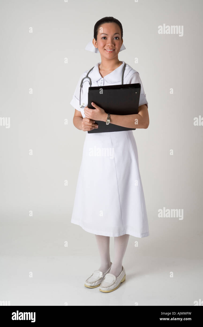 Enfermera permanente en blanco uniforme Fotografía de stock Alamy