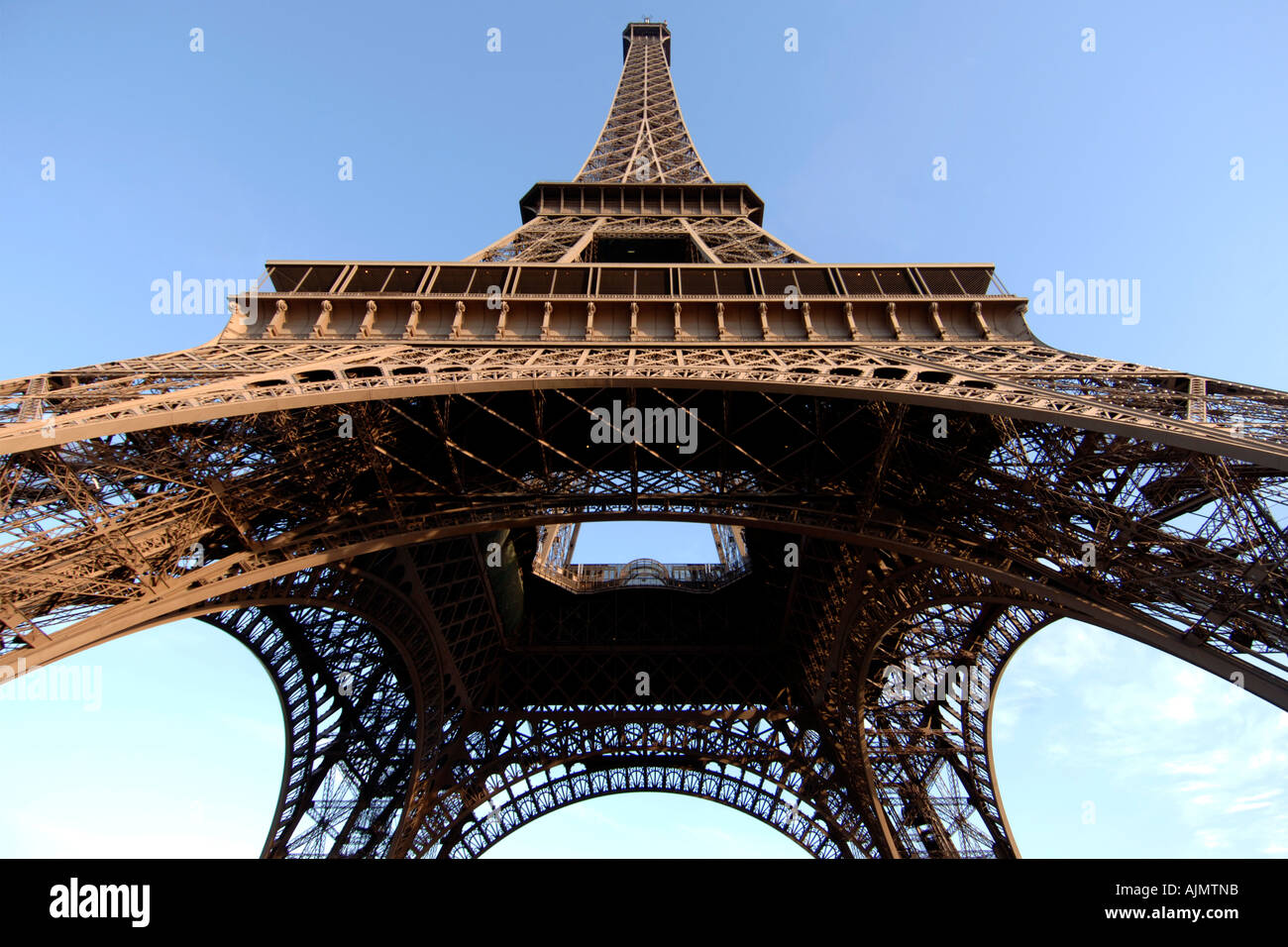 Ver hacia arriba desde debajo de la Torre Eiffel en París. Foto de stock