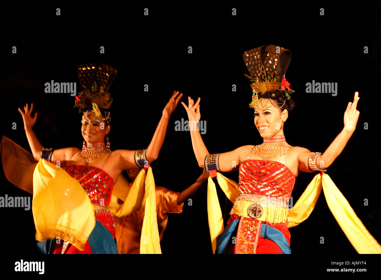 Las mujeres malayas realizar una danza tradicional de Malasia en Batu Ferringhi, en la isla de Penang, Malasia. Foto de stock
