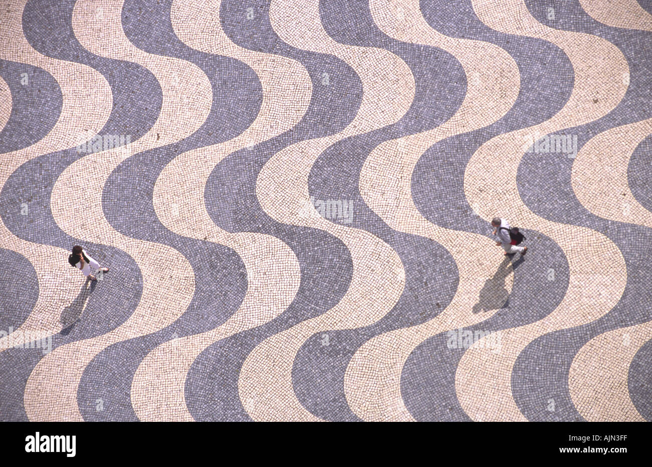 Los turistas que caminan sobre un suelo de mosaico cerca Padrao dos Descobrimentos Lisboa Portugal Belem Foto de stock