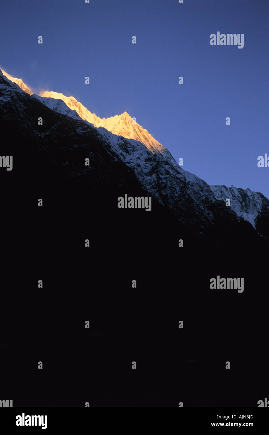Escénico de alto Himalaya de amanecer en Chame Área de Conservación de Annapurna en Nepal Foto de stock