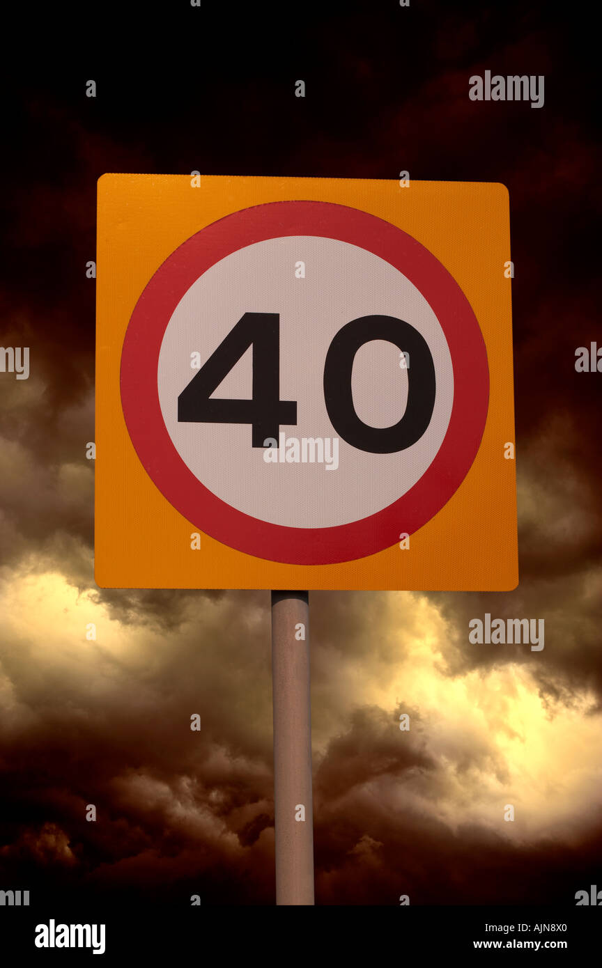 Cuarenta millas por hora del límite de velocidad en carretera firmar con fondo de cielo tormentoso Foto de stock